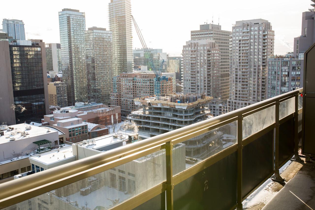 Yonge And Wellesley Apartments Toronto Exteriör bild